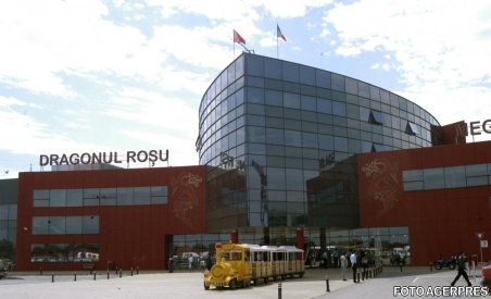 Razie de amploare la complexul comercial Dragonul Roşu din Bucureşti