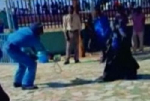 Scene înfiorătoare în Sudan: Femeie biciută de un poliţist în plină stradă 