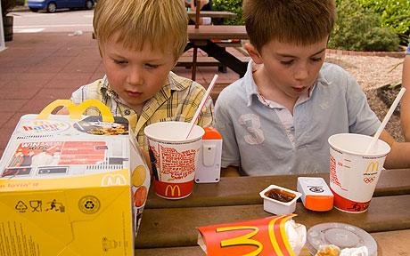 McDonald's, acţionat în instanţă pentru publicitate înşelătoare prin meniurile Happy Meal