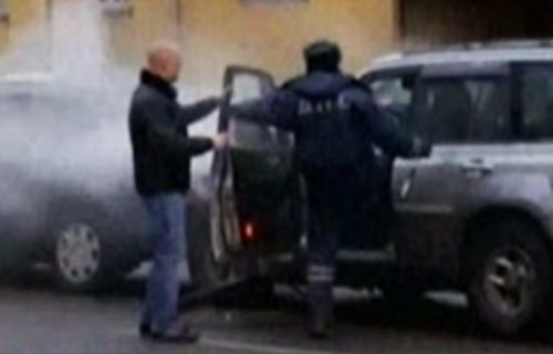 Şofer rus, luat la bătaie de poliţişti şi de alţi şoferi, după ce a avariat 16 maşini