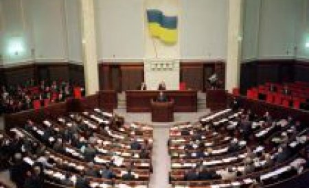 Bătaie în Parlamentul ucrainean. Trei persoane au ajuns la urgenţe cu fracturi craniene