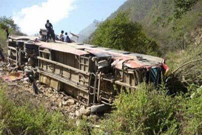 Peru. 17 morţi şi 30 de răniţi, după ce un autobuz a căzut 200 de metri într-o râpă