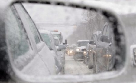 Trafic îngreunat din cauza zăpezii pe mai multe drumuri naţionale. Vezi zonele afectate