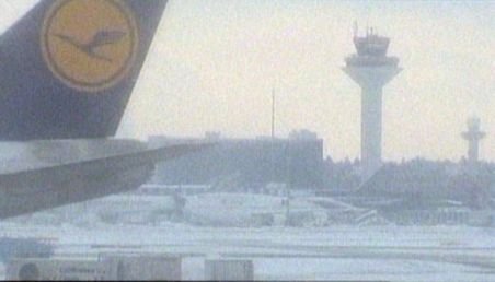 500 de curse aeriene, anulate în Frankfurt din cauza ninsorii. Situaţii similiare în Paris şi Londra