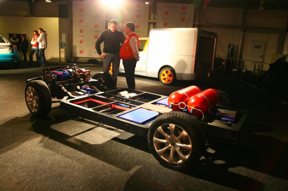 ë-AUTO prezintă trei prototipuri hibride ruseşti 84554