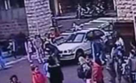 Imagini şocante: Un şofer din Taiwan a lovit în plin patru copii chiar în poarta şcolii