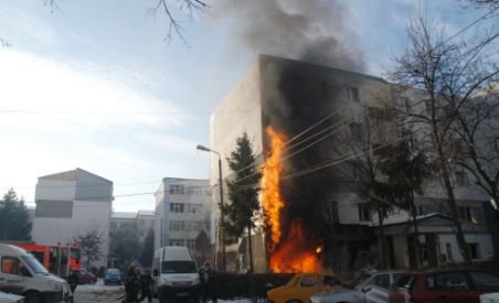 Explozie violentă într-un bloc din Bacău. Două etaje au fost grav afectate