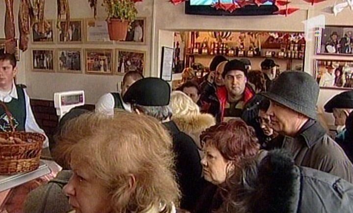 Românii stau la cozi pentru a cumpăra produse &quot;eco&quot; de Crăciun