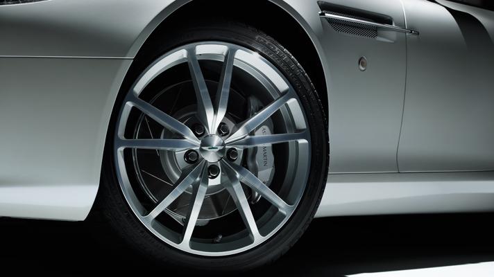 Aston Martin lansează trei ediţii speciale ale supersportivei DB9 84707