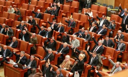 Parlamentul a adoptat Bugetul de Stat pe 2011. Boc: Aţi dat un vot pentru plata sigură a pensiilor