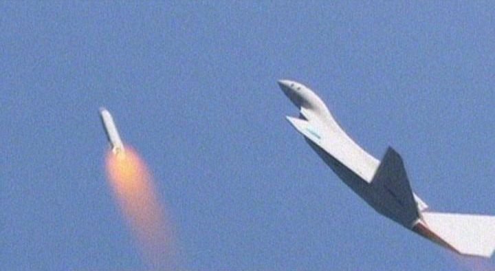 România va avea un avion supersonic, capabil să lanseze o rachetă spre Lună