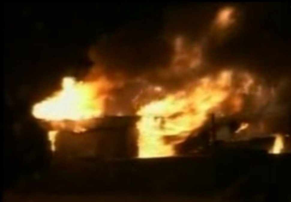Incendiu uriaş la Constanţa: O şură cu sute de baloţi a ars