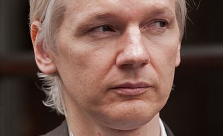 Julian Assange a fost desemnat &quot;omul anului&quot; de cotidianul Le Monde
