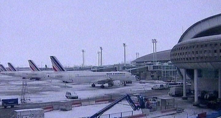 Peste 130 de români sunt blocaţi de 24 de ore pe aeroportul din Koln