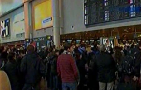 300 de oameni şi-au petrecut noapte de Crăciun pe aeroportul Charles de Gaulle, din cauza curselor anulate