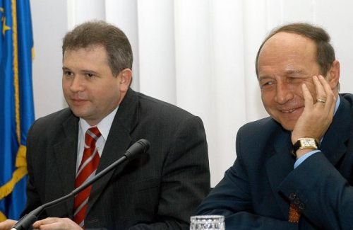 Băsescu l-a decorat pe fostul procuror general Botoş, în mandatul căruia a fugit Hayssam 