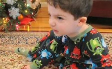 Nu i-a convenit cadoul: Un copil face mofturi în faţa bradului de Crăciun - VIDEO