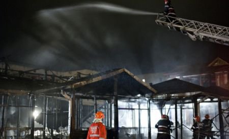 Piaţa Crâng din Buzău a ars din cauza petardelor aruncate în interior