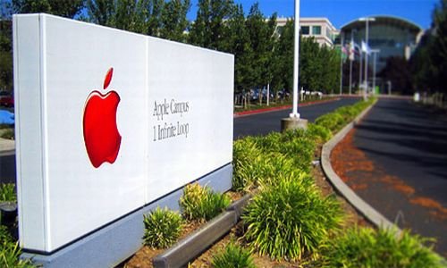 Apple, dată în judecată pentru că ar fi facilitat reţelelor de publicitate acces la datele private ale clienţilor
