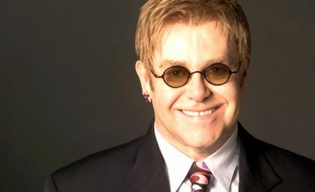 Elton John a devenit tată în ziua de Crăciun