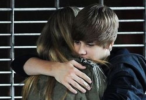 Justin Bieber vrea să îmbrăţişeze orfani din România