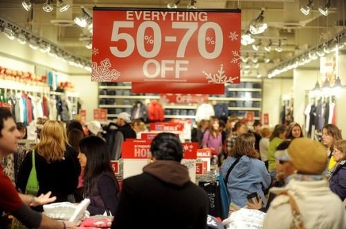 Magazinele din SUA, în continuare aglomerate: Clienţii fie caută reduceri, fie returnează cadouri 