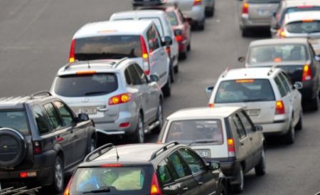 Mii de şoferi, la coadă la RAR: Vor să evite plătirea taxei de înmatriculare la valoarea majorată