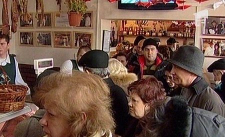 Aglomeraţie în magazine: Deşi li s-au micşorat veniturile, românii nu renunţă la masa bogată de sărbători