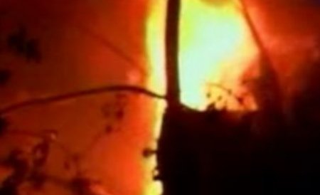 O maşină a fost incendiată în Reşiţa: Focul ar fi fost pus intenţionat