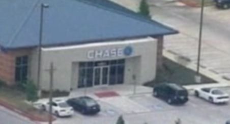 SUA. Şapte oameni au fost ţinuţi ostatici într-o bancă de doi bărbaţi mascaţi
