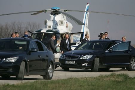 Băsescu a fentat aglomeraţia de pe DN1. A plecat de la munte cu elicopterul