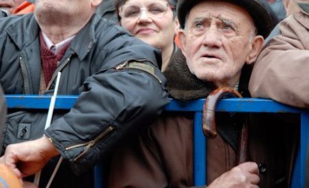 Iaşi. Peste 100 de pensionari au protestat în faţa Tribunalului, faţă de noua decizie de plată a CAS