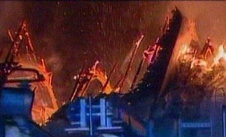 Incendiu la o biserică penticostală din Bistriţa: Trei clădiri au ars
