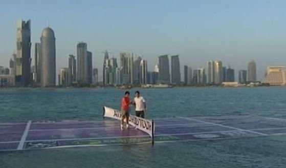 Nadal şi Federer au disputat o partidă demonstrativă de tenis pe apă