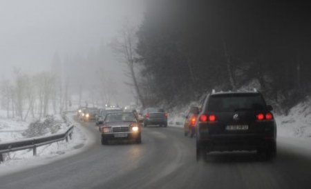 Infotrafic. Circulaţie îngreunată pe mai multe drumuri din ţară din cauza ceţii şi a zăpezii