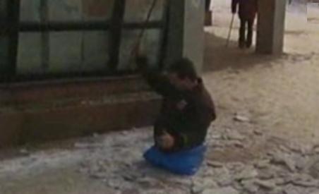 Lecţie de viaţă la Piatra Neamţ: Un bărbat fără picioare, singurul care curăţă gheaţa din oraş