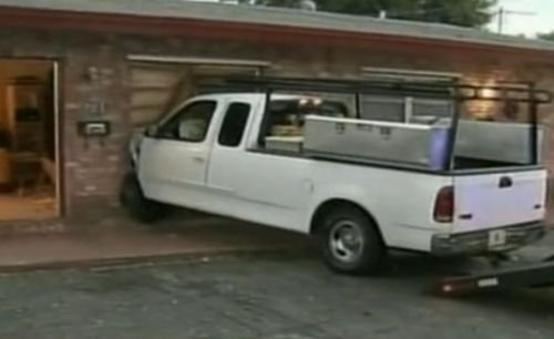 O familie din SUA s-a trezit cu o camionetă în casă