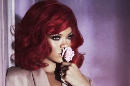 Rihanna îşi lansează propriul parfum - &quot;Reb'l Fleur&quot;
