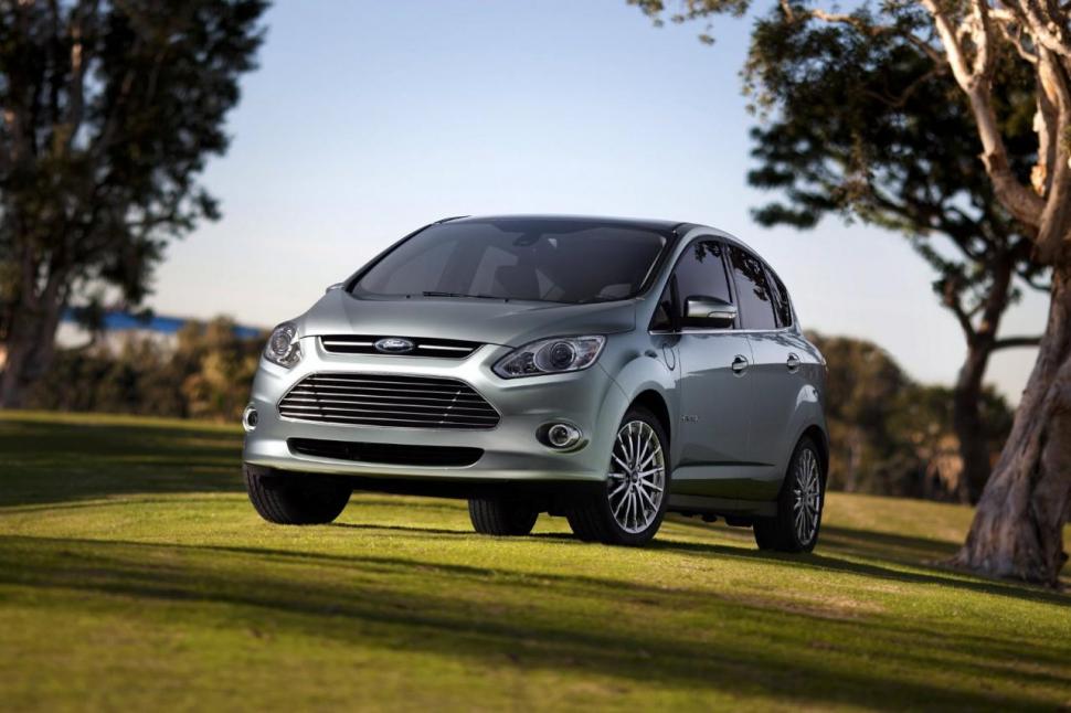 Ford a prezentat două vehicule hibride C-MAX, care vor fi disponibile din 2013