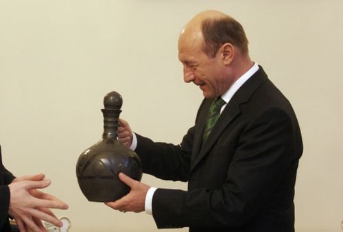 Băsescu a primit în 2010 un bici din piele şi un fanion al Casei Regale Cioabă. Vezi lista cadourilor