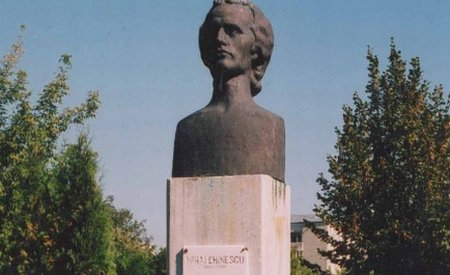 Cea mai veche statuie a lui Mihai Eminescu a fost vandalizată