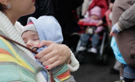 Guvernul român îi pune pe părinţi să aleagă: Serviciul sau copilul