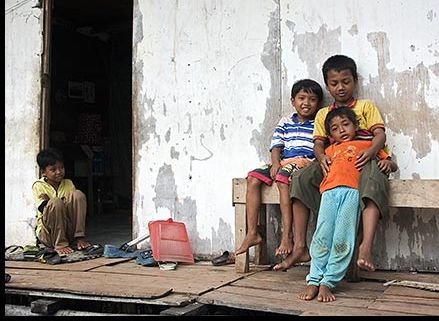 Indonezia. Un vânzător de jucării a violat 96 de copii
