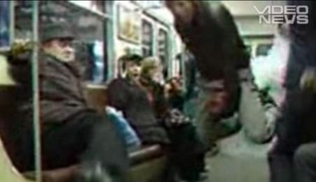 Show în metrou: Un băiat zboară pe un extinctor - VIDEO