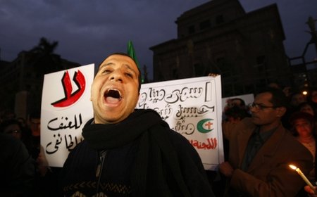 A repetat gestul care a provocat revoltele din Tunisia: Un egiptean şi-a dat foc în faţa Parlamentului