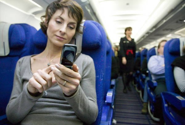 Da, telefonul mobil poate interfera cu aparatura de la bordul avioanelor