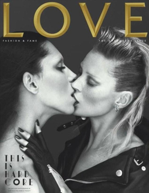 Kate Moss se sărută pasional cu Lea T, un model transsexual, pe coperta revistei Love 86426