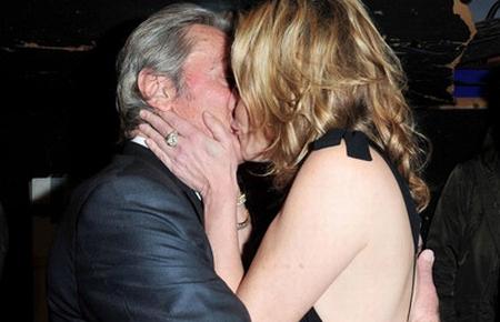 Sharon Stone şi Alain Delon s-au sărutat în culisele unei emisiuni tv