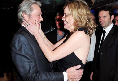 Sharon Stone şi Alain Delon s-au sărutat în culisele unei emisiuni tv 86402