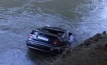 O femeie a ajuns cu maşina în râul Bistriţa, după ce a încercat să parcheze cu spatele